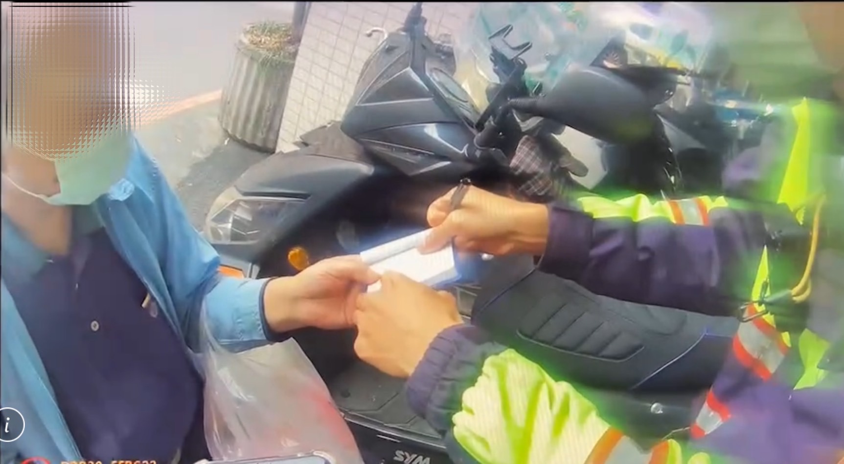 板橋警方與老翁筆談。(記者戴昱弘翻攝)