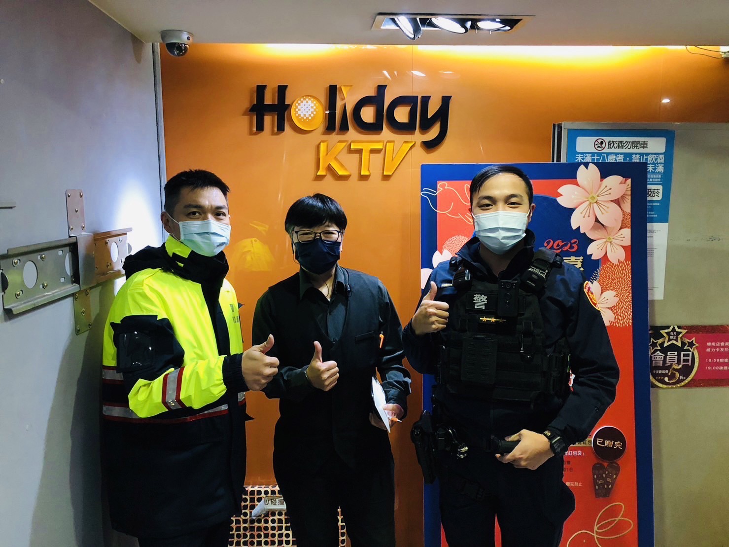 海山警於連續假期前往轄內人潮熱點做反詐宣導。(記者戴昱弘翻攝)