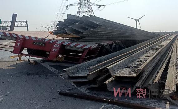 台61線西濱快聯結車車自撞 車身有如折甘蔗鋼材掉滿地駕駛受傷