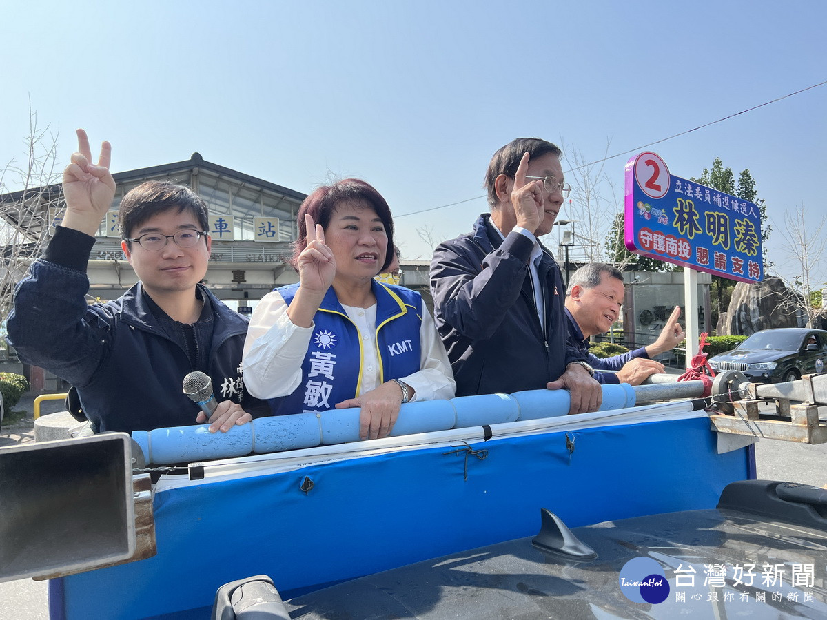 黃市長林議員陪同在名間掃街懇託。(林明溱競總提供)
