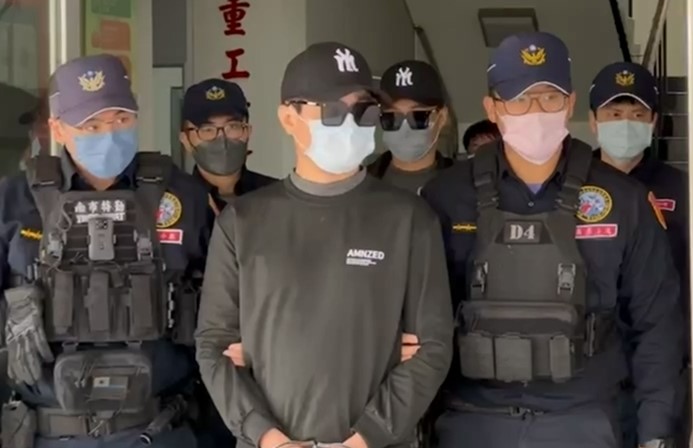 學甲88槍擊案主嫌洪政軍(中前)因重傷害罪發監9年,孔祥志(中後)遭法官裁定羈押。讀者提供