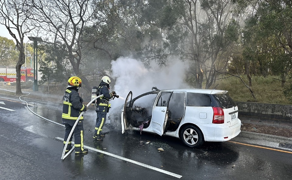 ▲ 中市向上路與精科五路口發生火燒車,警消獲報前往處置 (圖/台中市警察局 提供)