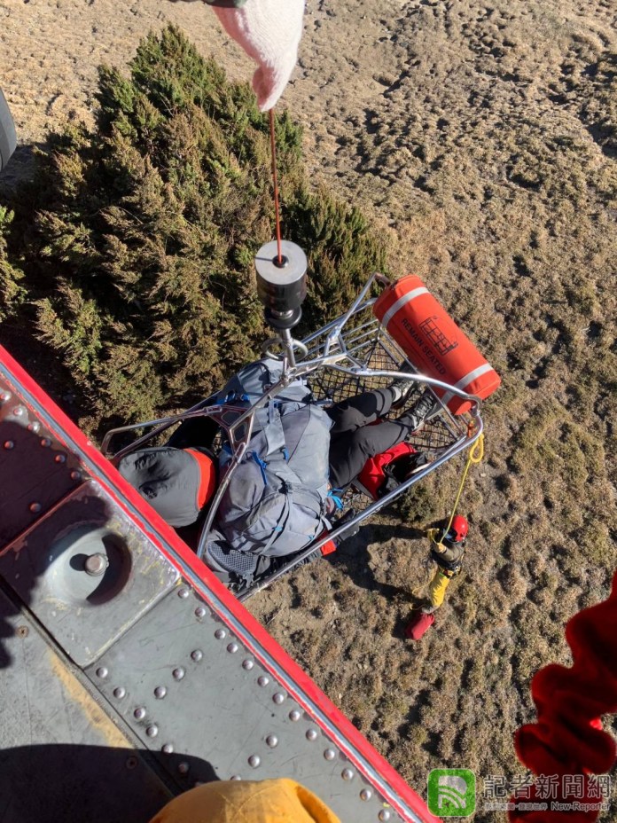 登山客扭傷腳走不動 空勤直升機三叉營地吊掛救下山