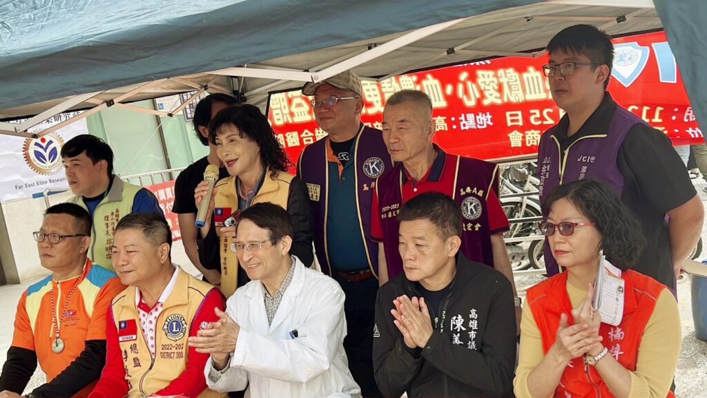 (左一):同濟會高屏A區區主席李宏章、(第一排中間)右昌聯合醫院院長黃森茂、(右二)陳善慧議員。(後排左一)慈山行善愛心協會理事長鄭明霖、(後排左二)皇佳獅子會會長蕭南湘(後排中間)梓官國際同濟會會長蔣進吉(後排右二)遠宏國際同濟會會長莊文賓(後排右一)漯底山國際青商會會長余政霖
