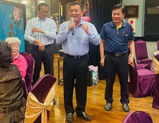 吳顯森(圖中)曾任八年村長、八年鄉民代表、五年鄉長,地方實力雄厚。(翻攝自臉書)