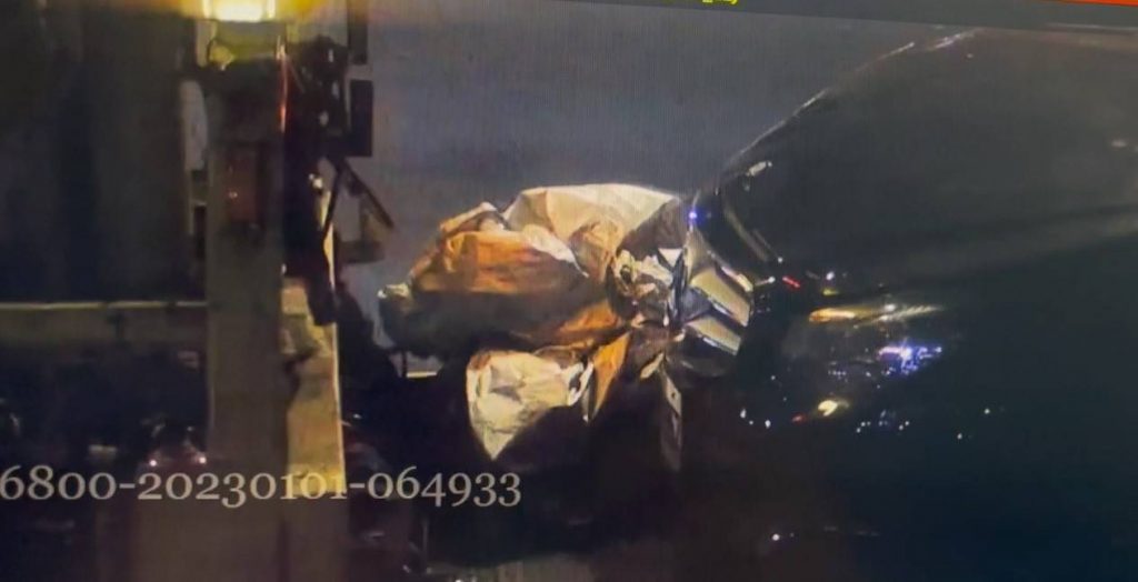 拖吊車將2事故車故佈疑陣成車禍現場詐保。（記者林金聖翻攝）