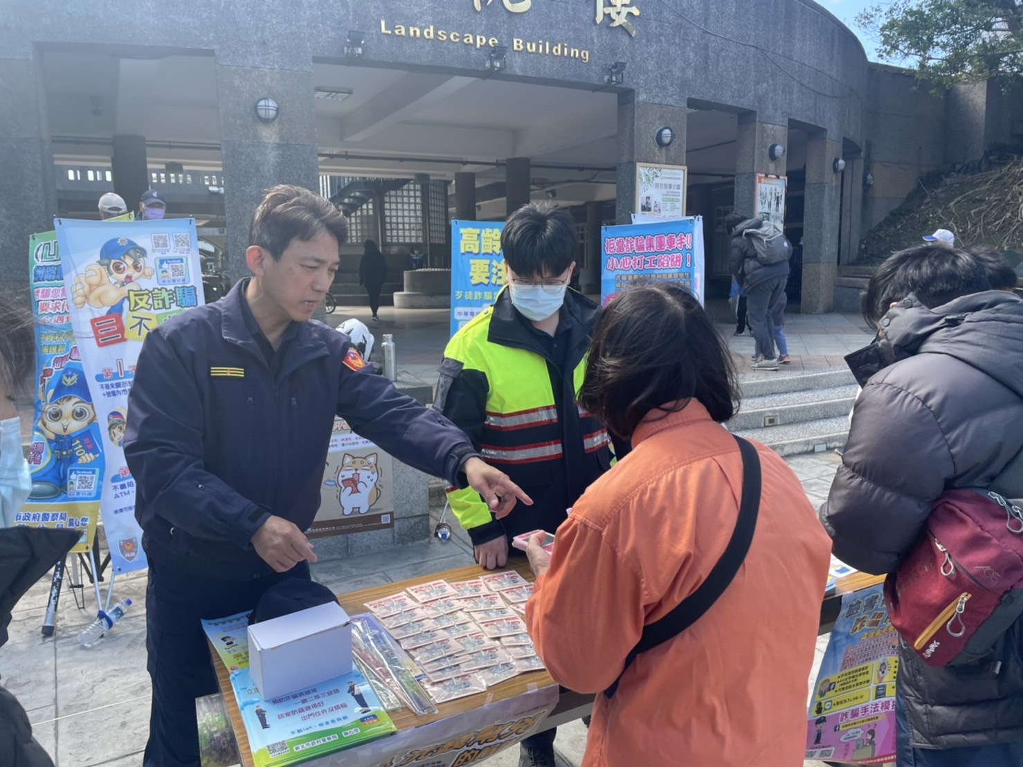新莊警分局長周振安親教民眾如何防詐。(記者戴昱弘翻攝)