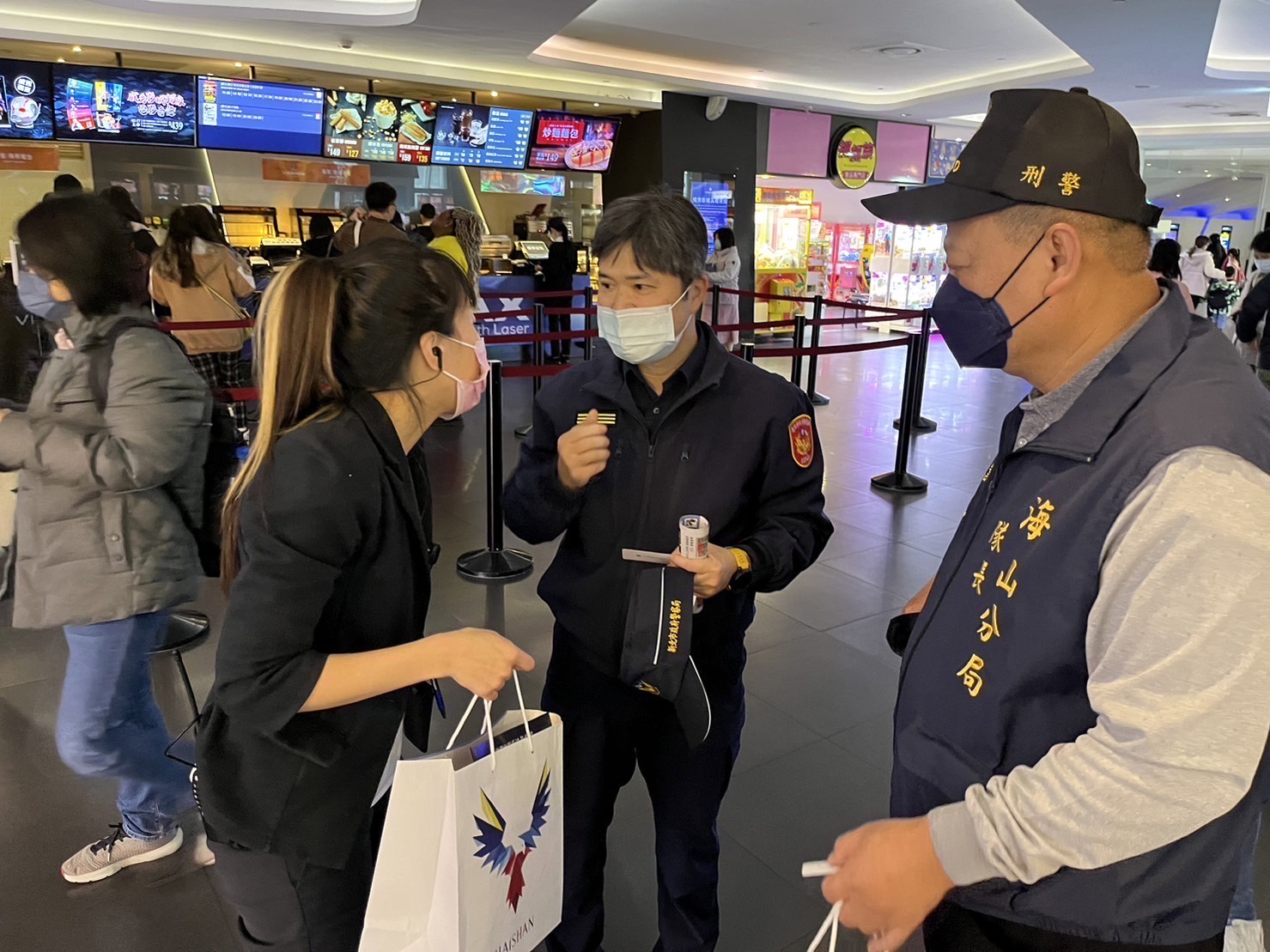 海山警分局長王鴻儒親教民眾防詐觀念。(記者戴昱弘翻攝)
