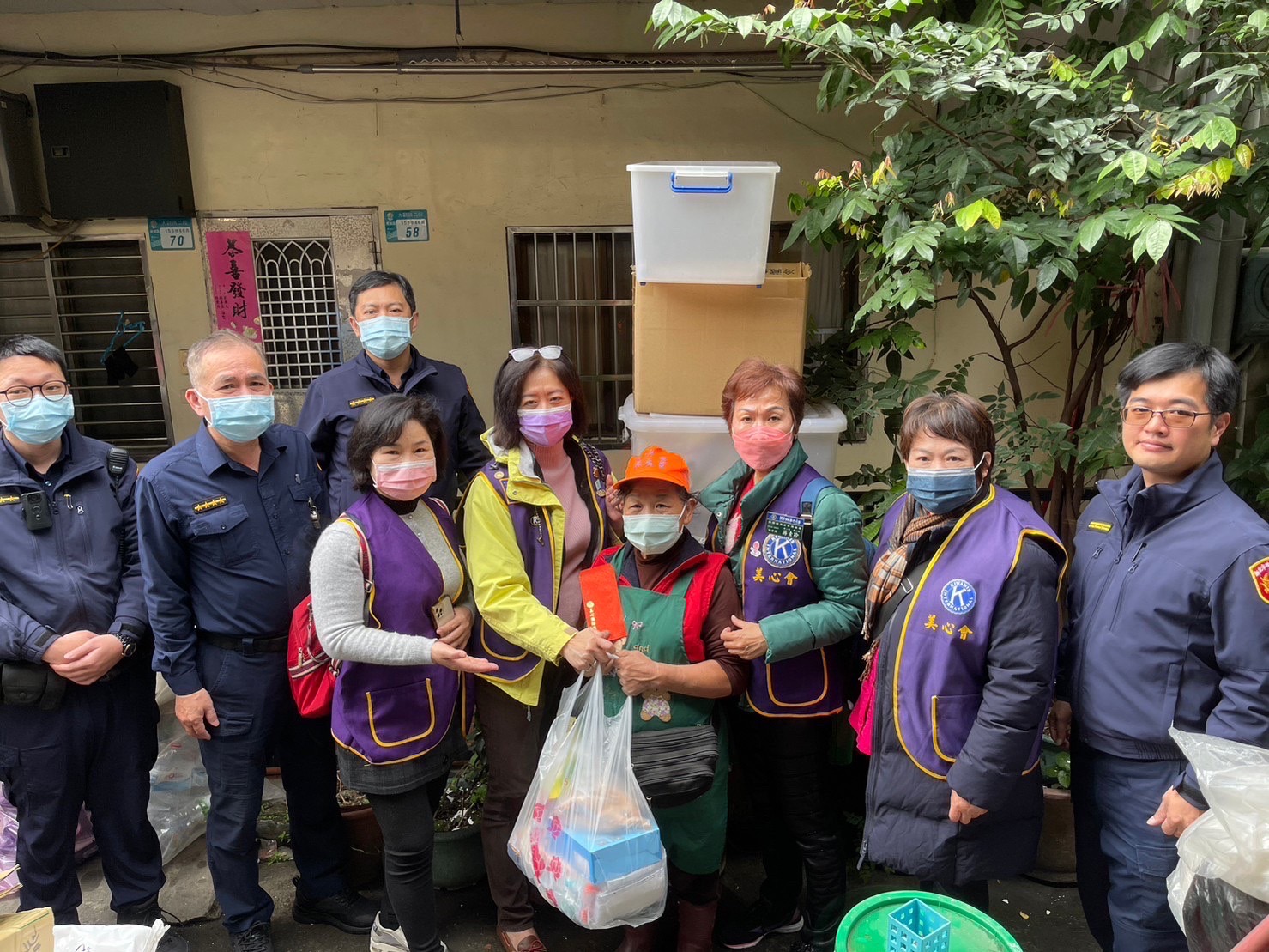 板橋分局與美心會前往轄區弱勢家庭中關懷送物資。(記者戴昱弘翻攝)