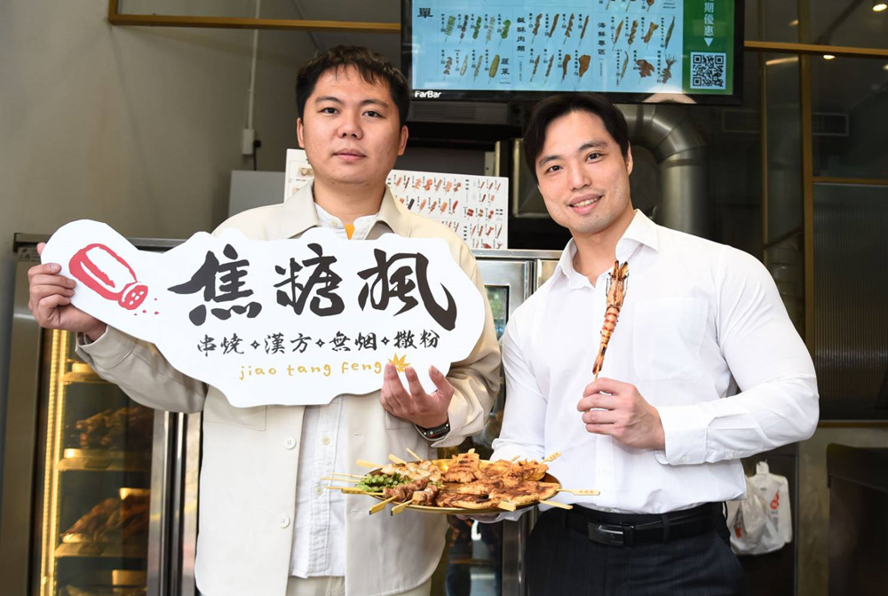 左起焦糖楓營運長郭郭、國家級健美先生李天尹教練,參加焦糖楓快閃活動共度「蛋荒」危機!(圖/焦糖楓串燒提供)