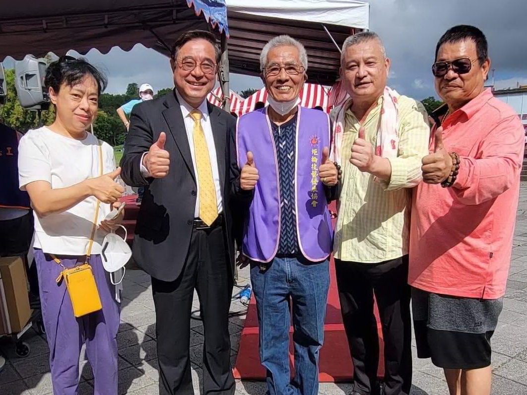 認同彼此理念，張德潤(中)與新黨主席吳成典(左2)兩人交情頗深。( 翻攝自張德潤臉書)