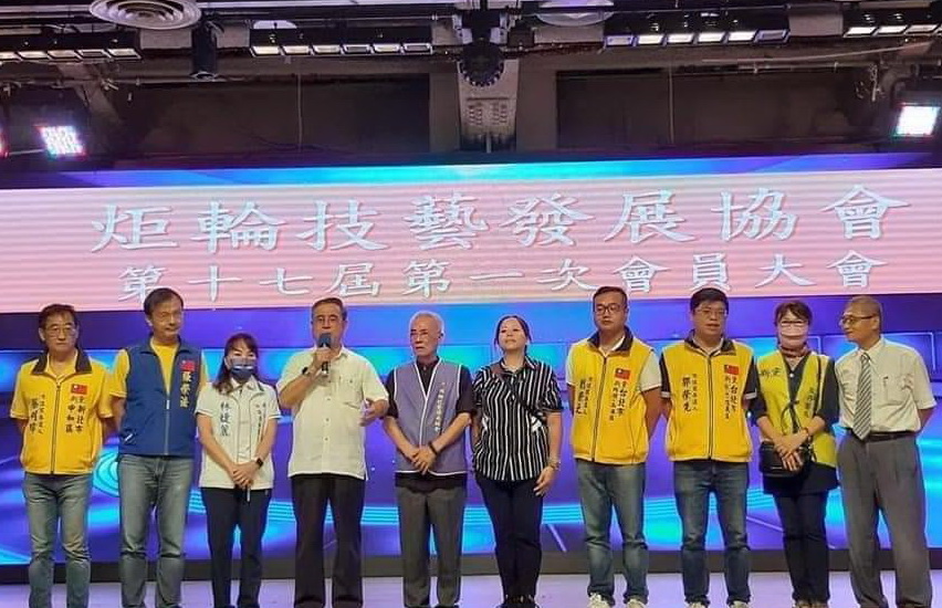 長期投入公益不遺餘力，張德潤(左5)以創會長身分出席炬輪技藝發展協會。( 翻攝自張德潤臉書)