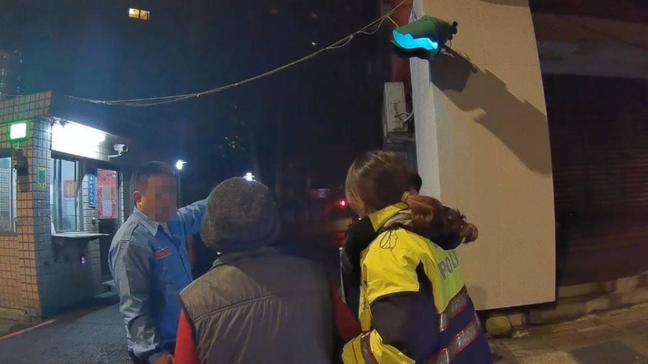中路所員警陳于書、林玄評及陳柏宏助迷路老太太返家。(記者宋紹誠翻攝)