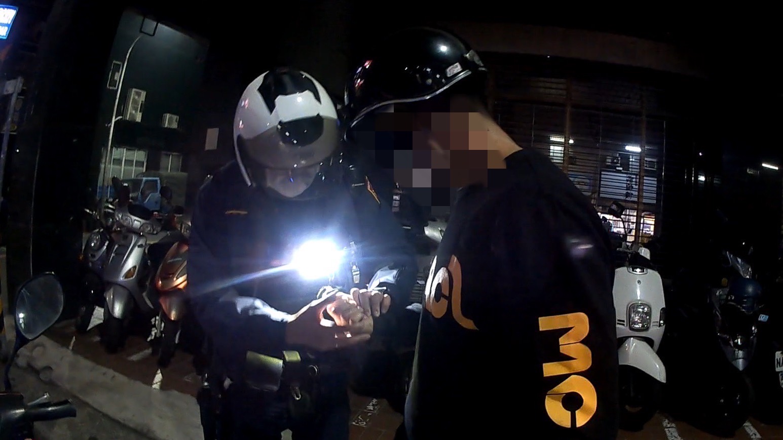 邊騎邊吃引警攔檢手握另一包出事了