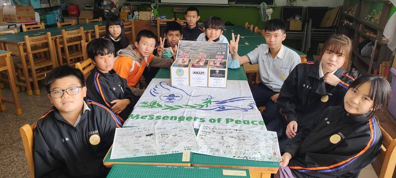 漾新聞|童軍課程發想製作捐款箱 茄萣國中捐贈土耳其、敘利亞震災