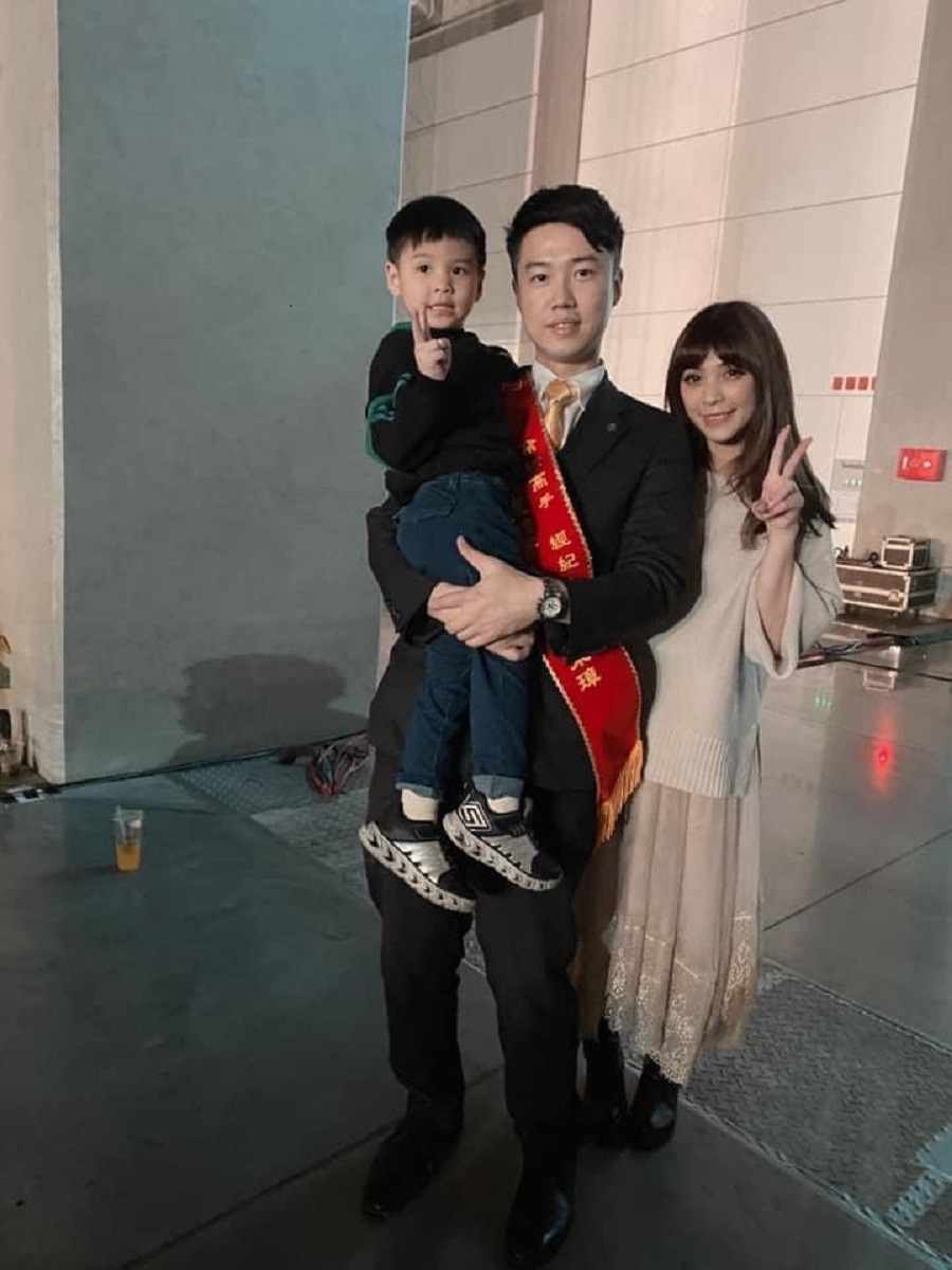 永慶房屋經紀人林秉璋在23歲投入房仲業,只花1年就突破百萬年薪,幫助他在5年內五子登科。