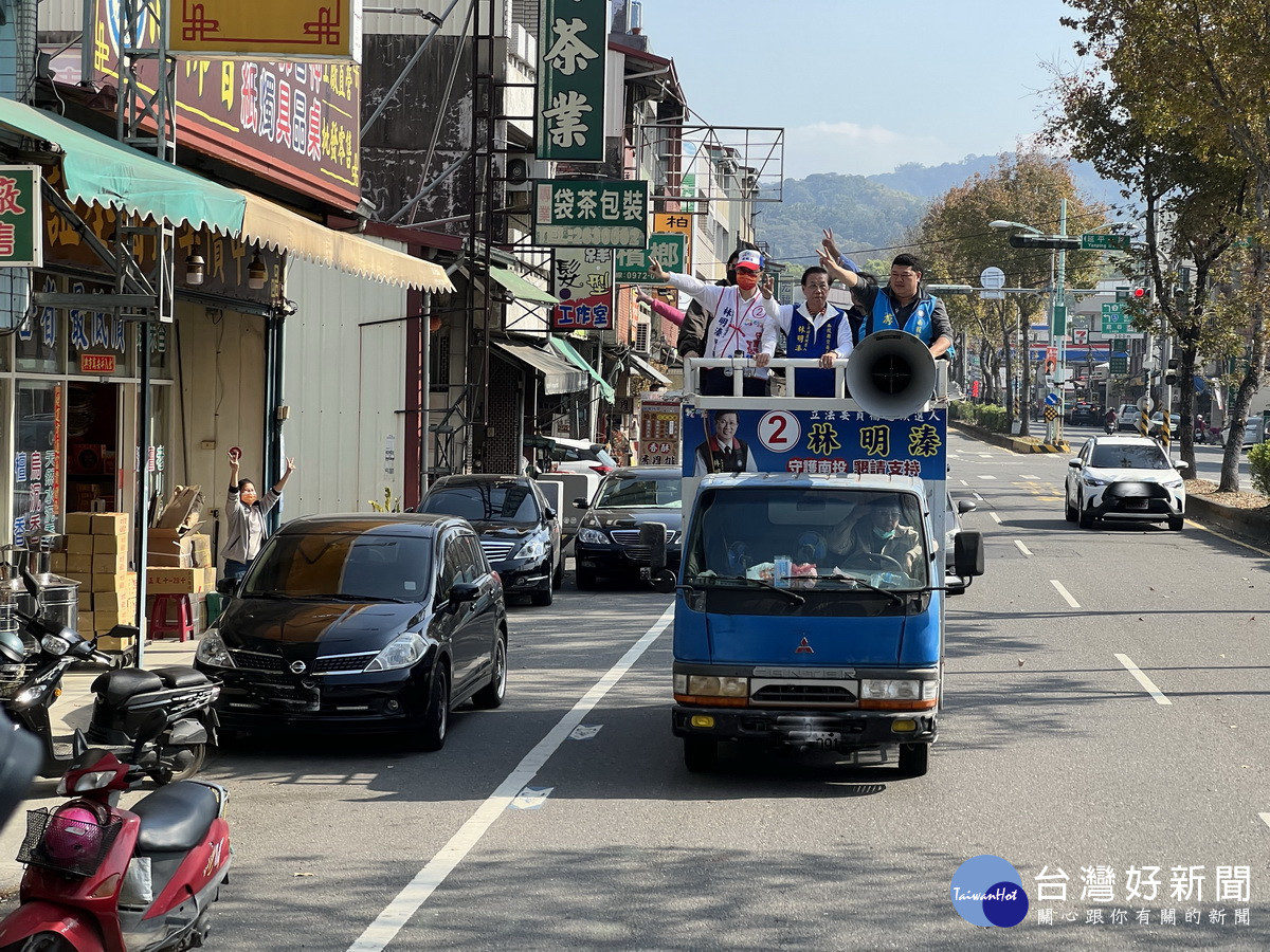 車隊經過竹山市區有民眾揮手加油。(林明溱競總提供)