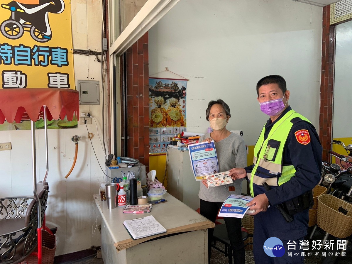 圖說:結合轄內自行車出租業者及園區工作人員一起向民眾進行反詐騙宣導。