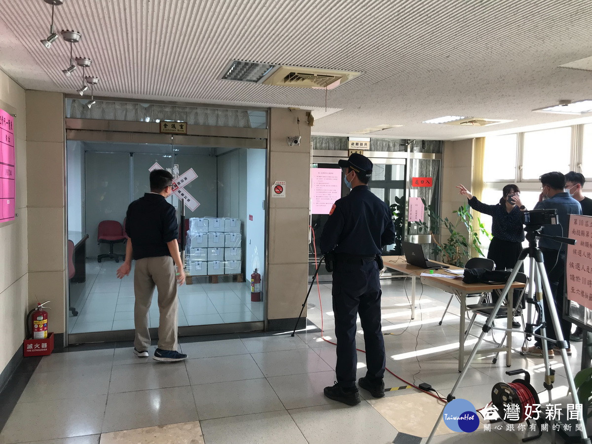 選票由警保安隊選委會政風等單位嚴加看守。(南投縣選委會提供)