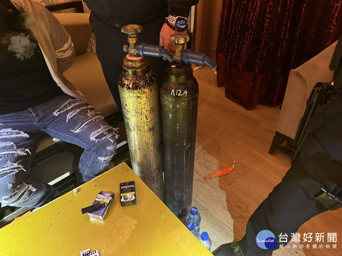 吸笑氣助興吵人，警方臨檢逮人。