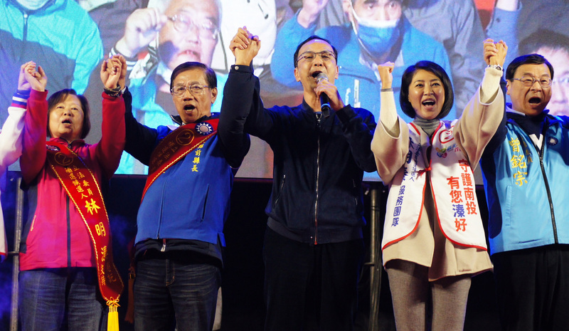 南投縣立委補選選戰最後衝刺，昨日晚在竹山鎮舉行造勢晚會，力挺立委候選人林明溱。中央社