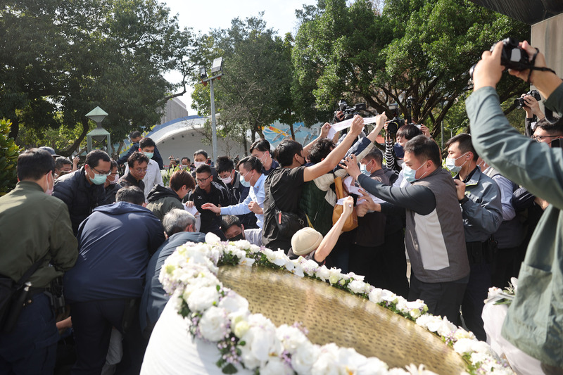 有民眾闖入活動現場抗議表訴求，被員警 拉抬請出會場，場面一度混亂。 中央社