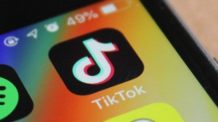 白宮下令要求所有聯邦機構裝置,必須在30天內移除抖音(TikTok)。翻攝抖音新世界臉書