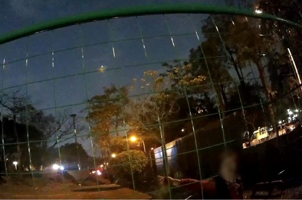 ▲ 阿嬤誤闖工地,發現自己被關在工地柵欄內十分驚慌 (圖/台中市警察局 提供)