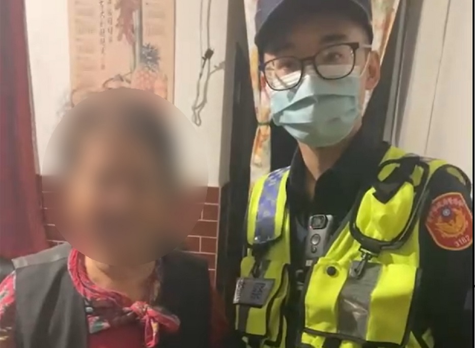 ▲ 受困阿嬤返家後才撫平情緒,對於熱心民眾及員警的協助也感激不已 (圖/台中市警察局 提供)
