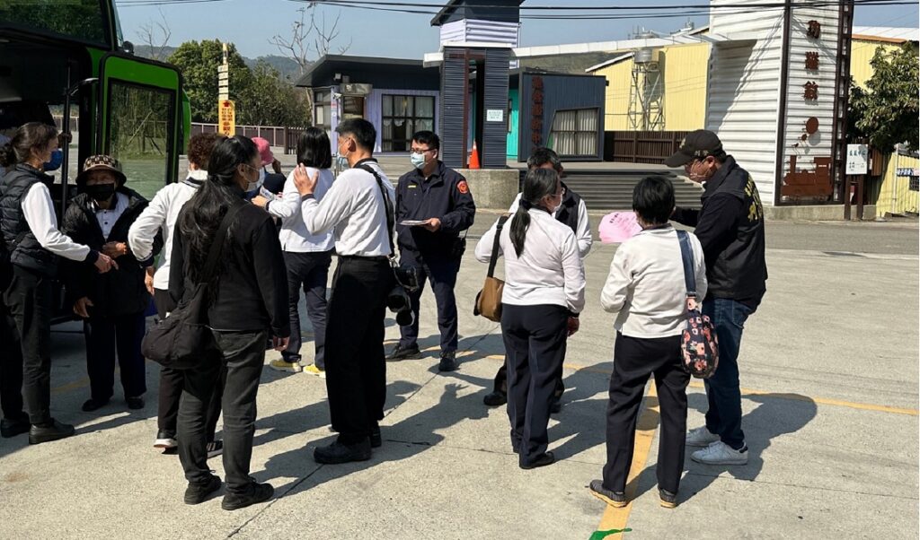 ▲ 苗栗警分局228連假大進擊，到各觀光景點宣導預防詐騙 (圖/ 苗栗縣警察局 提供)