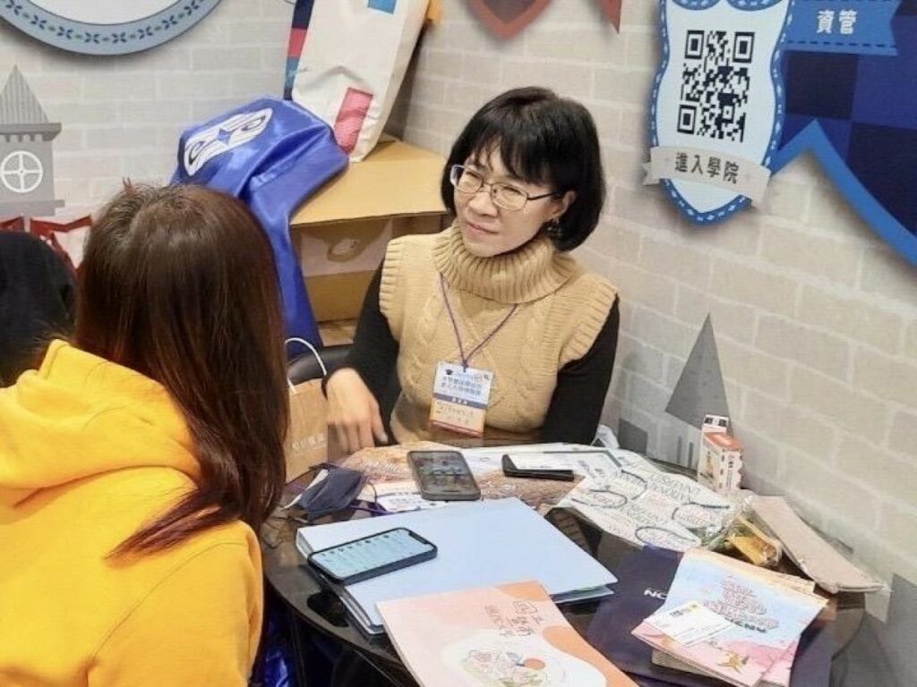暨南大學副校長胡秀華右親身為前來展區詢問的準大學生介紹暨南大學的學校特色與優勢。