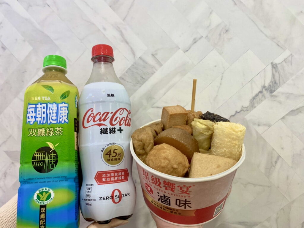 「星級饗宴-滷味」、麻辣燙、關東煮於2月22日至3月7日展開任選4件搭配指定飲料再省20元(可口可樂纖維PET 600 或 每朝健康-雙纖綠茶PET650),3月21日前任選買4送1
