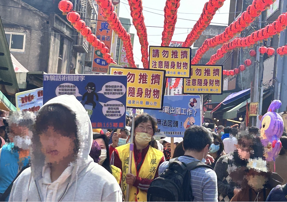 ▲228連假,白沙屯拱天宮湧入大量參拜人潮,通霄警力出動維護秩序 (圖/ 苗栗縣警察局 提供)