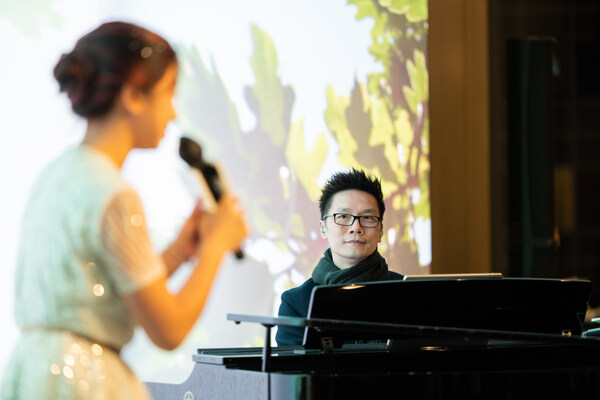 趙增熹先生與著名歌手譚芷昀 (Celine) 合作表演,Celine以悠揚悅耳的歌聲獻唱多首名曲貫穿50至90年代名曲 –《Stand By Me》、《愛是永恒》及《My Heart With Go On》,伴以趙先生專業的全新編曲及琴聲伴奏,同場更為90周年助慶。 趙增熹先生與著名歌手譚芷昀 (Celine) 合作表演,Celine以悠揚悅耳的歌聲獻唱多首名曲貫穿50至90年代名曲 –《Stand By Me》、《愛是永恒》及《My Heart With Go On》,伴以趙先生專業的全新編曲及琴聲伴奏,同場更為90周年助慶。