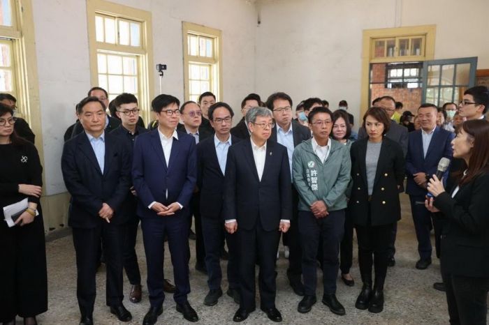 陳其邁陪同行政院長、文化部長視察 鳳山無線電信所不義遺