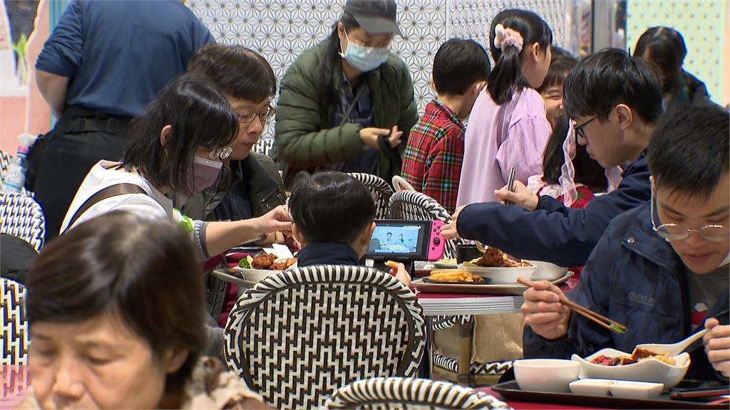 228連假人潮出籠! 百貨商場擠爆、業績成長2成