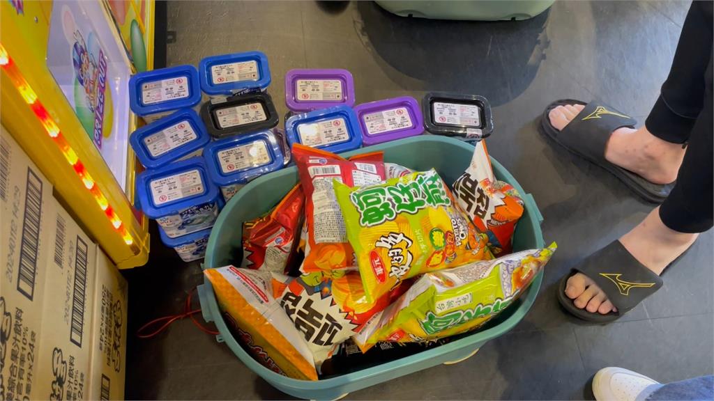 連假衝娃娃機店開夾 小孩心中夢幻天堂!有吃有玩人潮爆滿