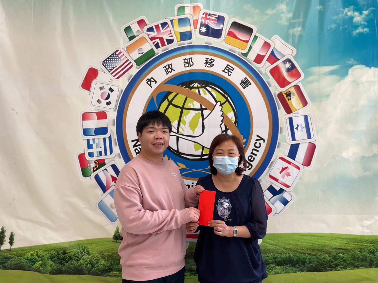 移民署臺北市服務站主任蘇慧雯鼓勵劉德曜培訓期間的表現。(記者楊國域翻攝)