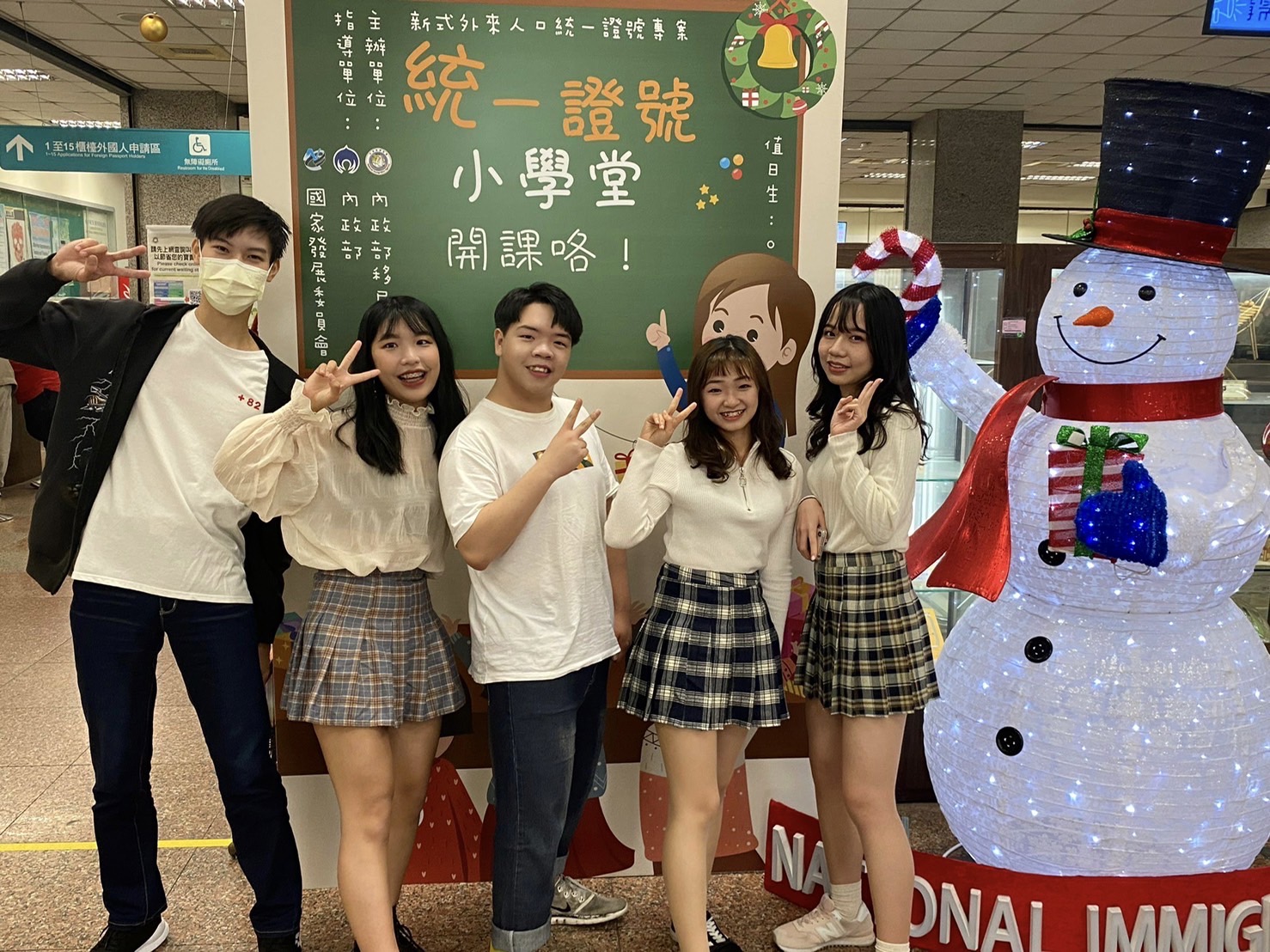 劉德曜與其他新二代大使一起參加公益活動。(記者楊國域翻攝)