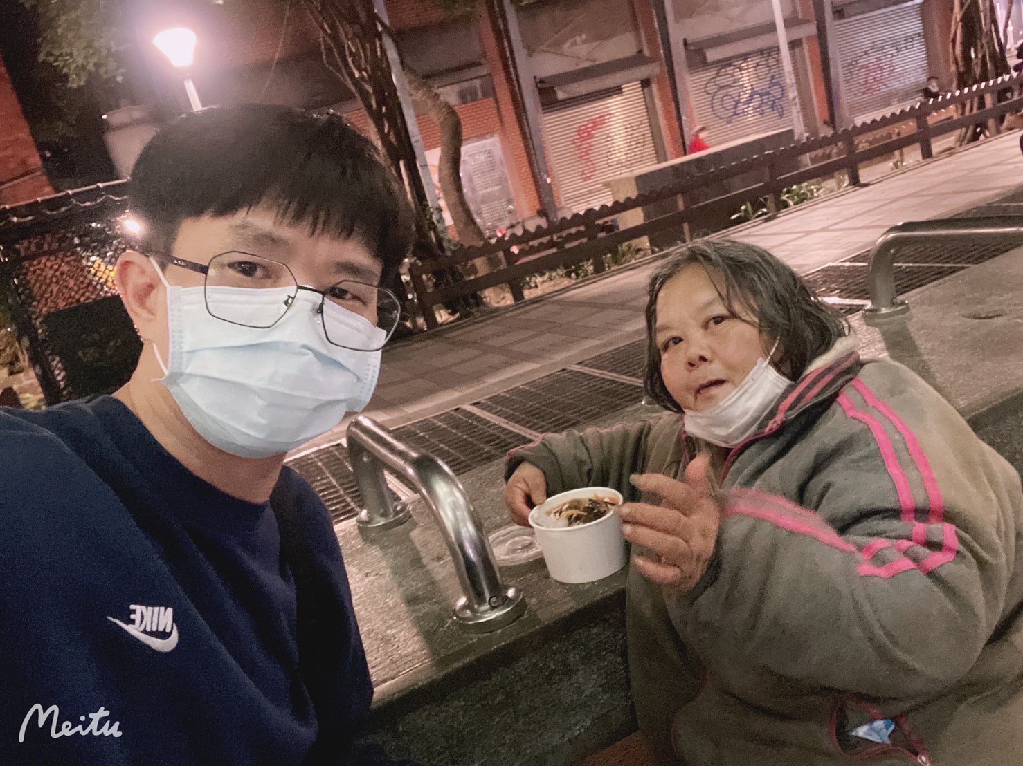 幫助部分街友飽餐一頓,讓游小豪覺得充滿開心的溫暖。(記者徐煜勝翻攝)