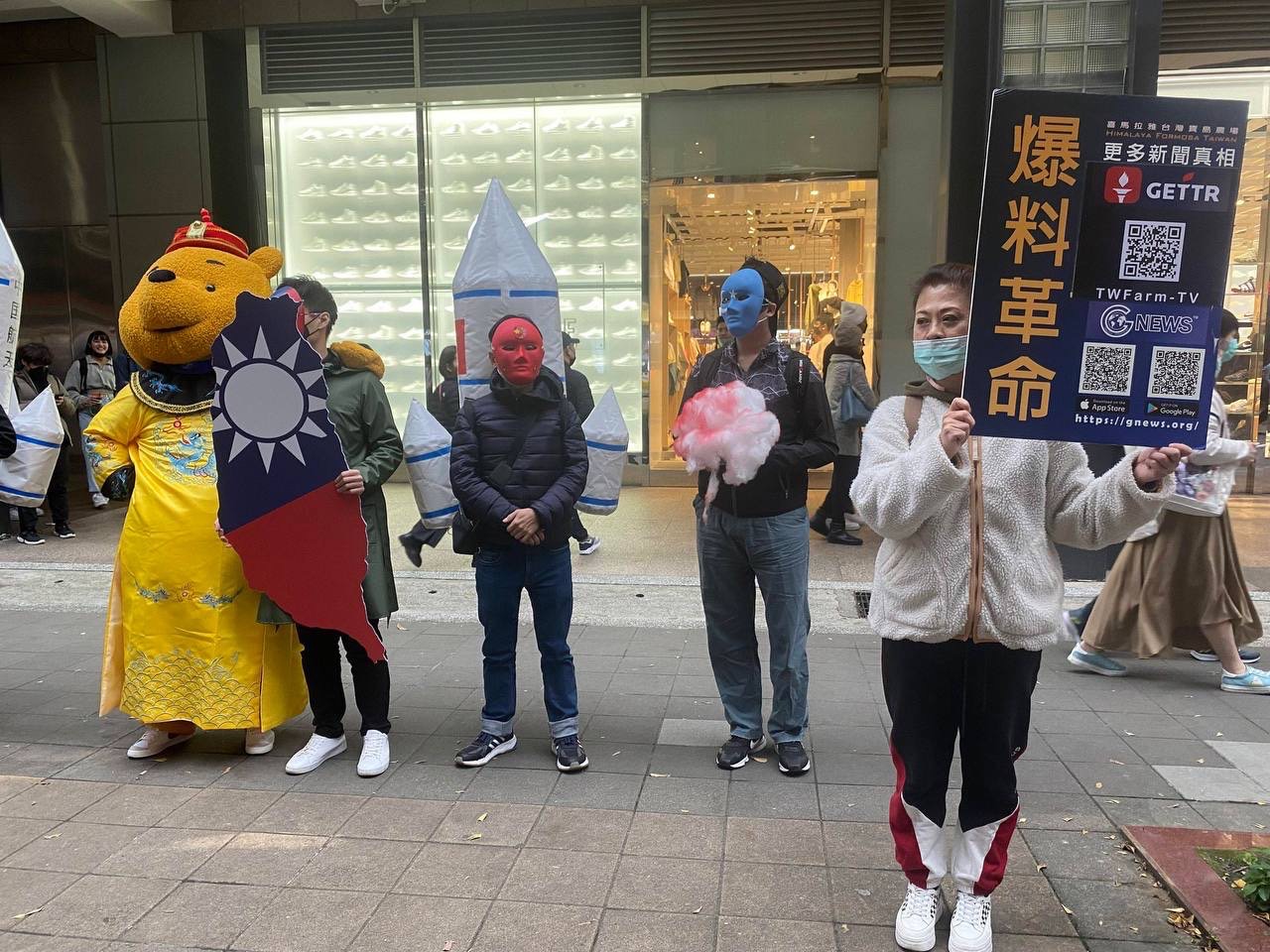 台灣寶島農場隨機街訪50位民眾中有44位認為台海戰爭不會在2025年之前發生。(圖/翻攝郭文貴頻道)