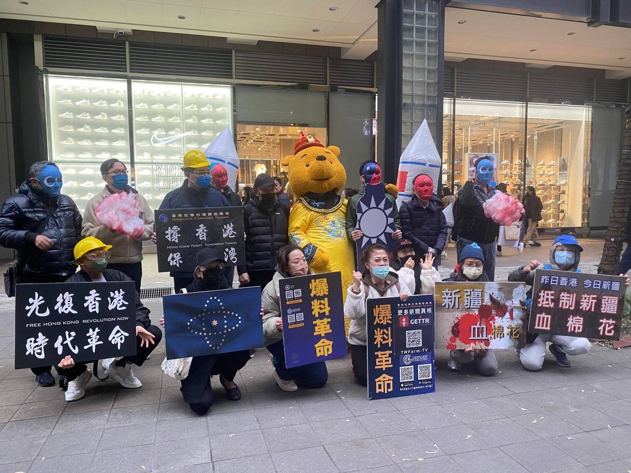 台灣寶島農場集結在台北市街頭,傳播中共計劃入侵台灣的真相。(圖/翻攝自郭文貴頻道)