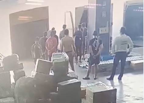 黃嫌等人欲搶接臺北港內的海運快遞專區人力派遣以及貨物報關業務，不從就持棍棒、鐵器砸毀被害人公司。（記者徐煜勝翻攝）