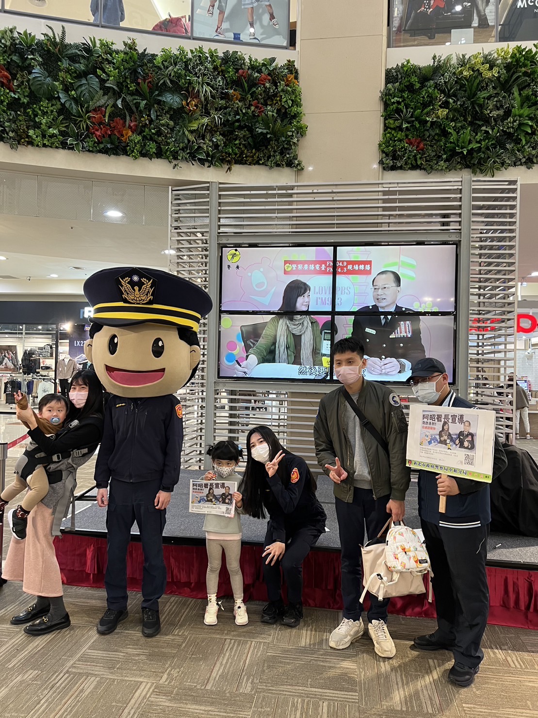 中和分局轄區商場輪播反詐影片。(記者徐煜勝翻攝)
