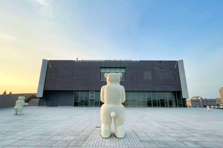 富山縣美術館戶外廣場展示日本雕刻藝術家三澤厚彥的作品「ANIMALS」,可利用角度拍出趣味特色照。 圖:向日遊顧問有限公司/來源