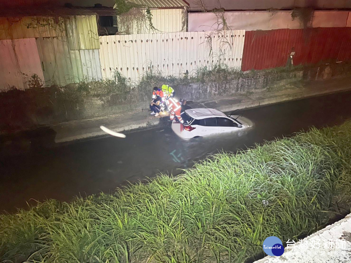 女子開車恍神衝進溝渠，警、消合力救援。