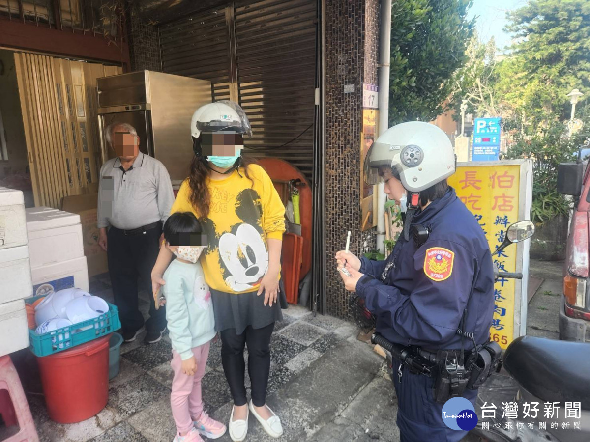 5歲女童與家人走失，員警半小時促重逢。<br /><br /> <br /><br /> 