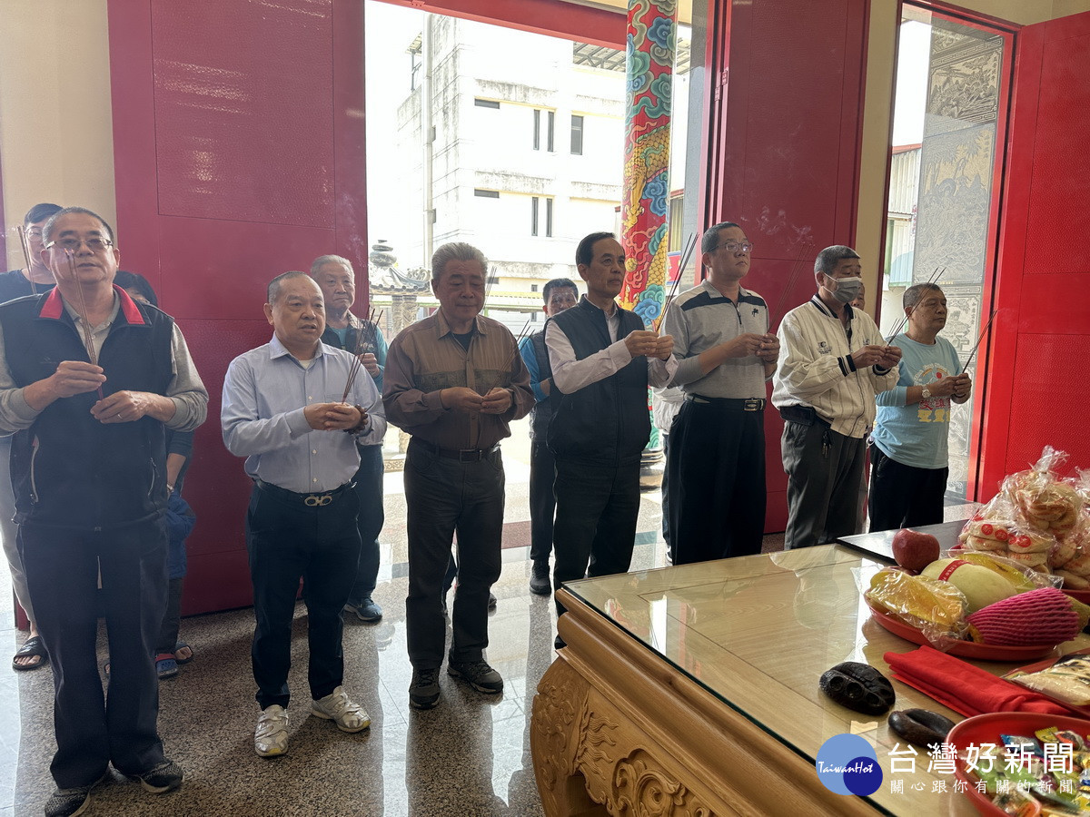 市公所曾主秘、受鎮宮管委會等上香稟報文化節將舉辦。(記者扶小萍攝)