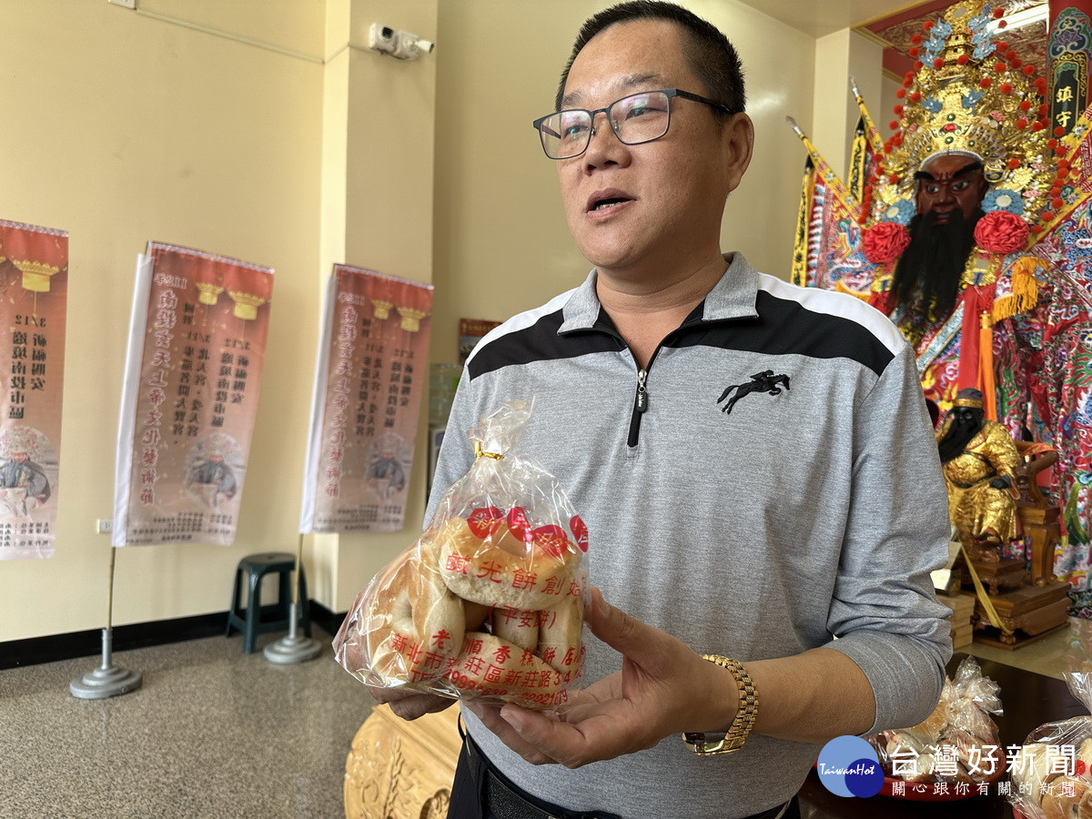 受鎮宮執事洪明科指出鹹光餅委台北老店製作風味獨特。(記者扶小萍攝)