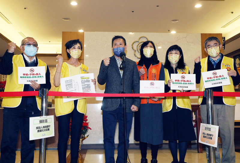 國民黨立委林為洲(左 3)4日與反菸團體舉行記者會,指控民進黨團總召柯建銘疑受美方壓力,反對加熱菸吸食器禁止廣告。中央社